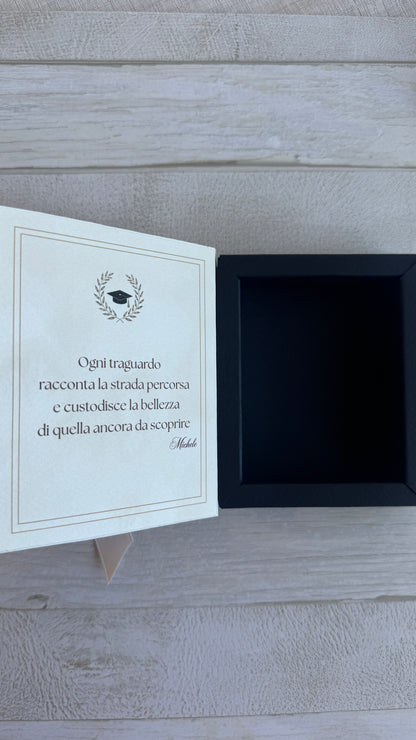 Porta confetti Laurea – Cofanetto a Libro Degustazione (9 Confetti)