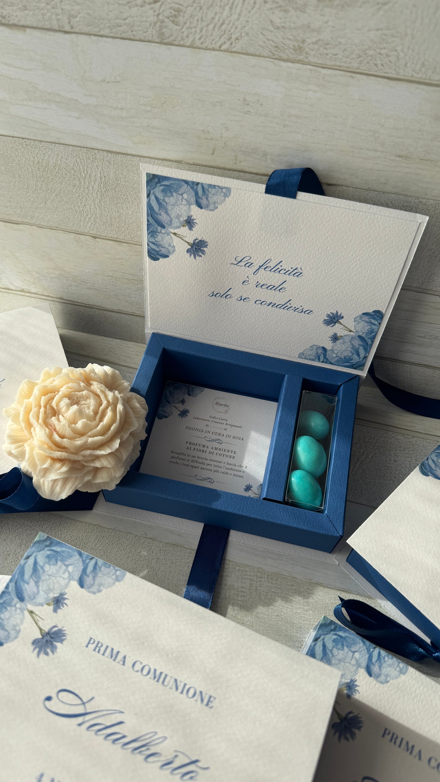 Peonia in cera di soia in cofanetto regalo a libro personalizzato Comunione-Cresima