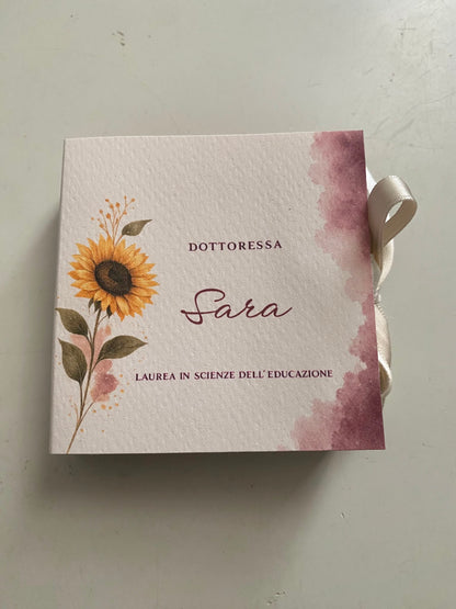 Bomboniera Laurea con Girasole Profumato in Cera di Soia - Cofanetto a Libro
