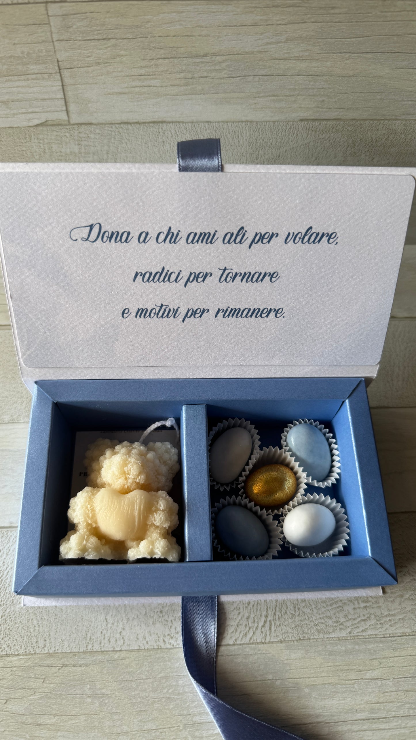 Bomboniera Battesimo con Orsetto Cuore Profumato in Cera di Soia – a Libro