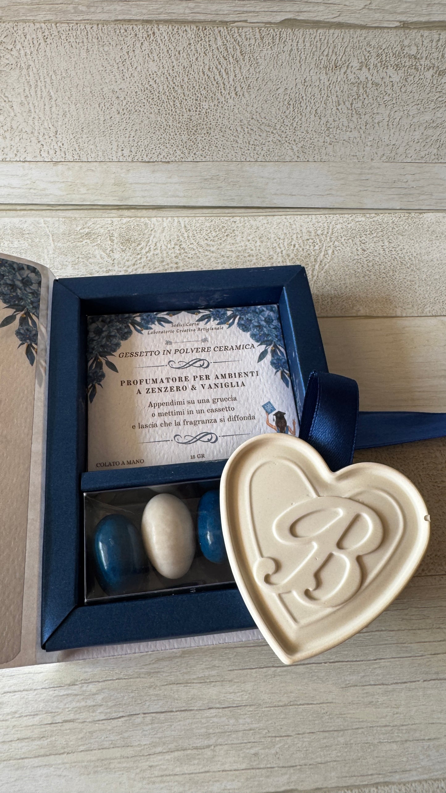 Bomboniera Laurea a Libro con Cuore in Gesso Profumato – Apertura Laterale