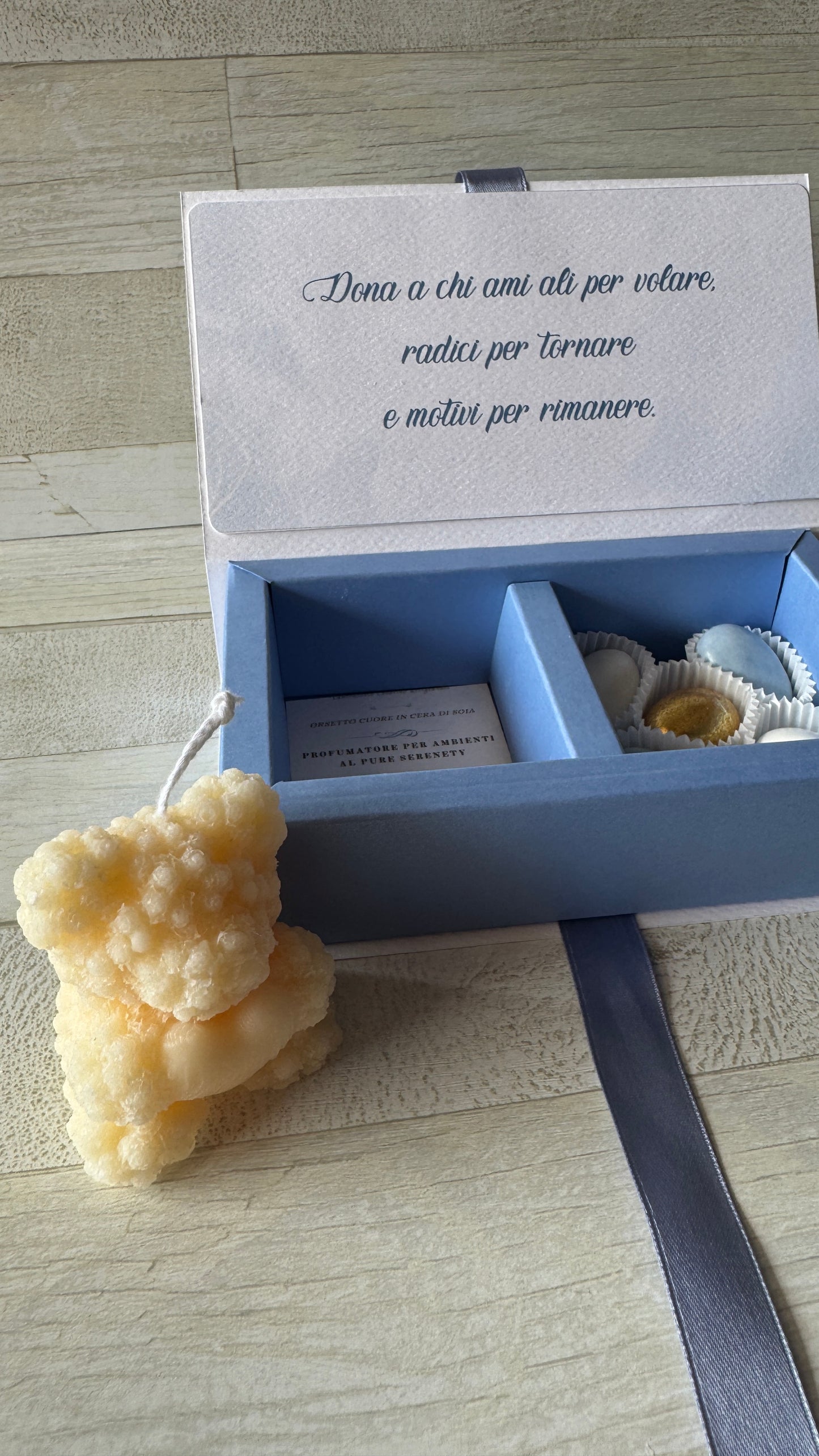 Bomboniera Battesimo con Orsetto Cuore Profumato in Cera di Soia – a Libro