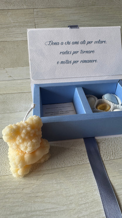 Bomboniera Battesimo con Orsetto Cuore Profumato in Cera di Soia – a Libro