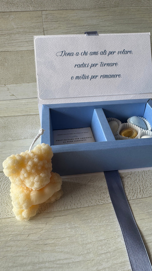 Bomboniera Battesimo con Orsetto Cuore Profumato in Cera di Soia – a Libro