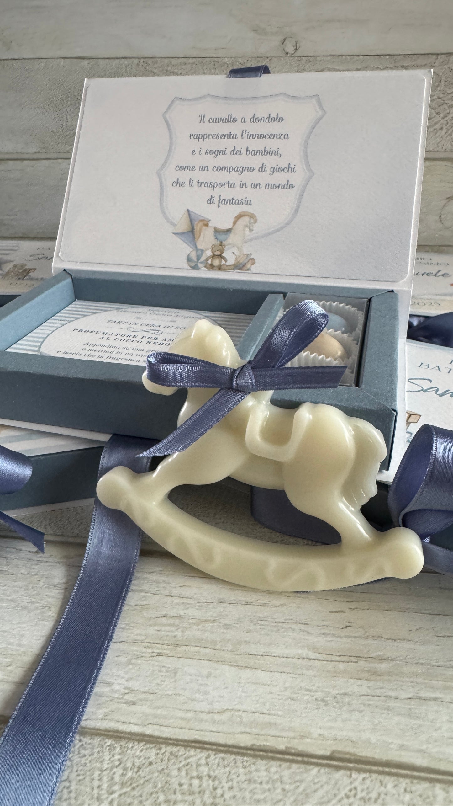 Bomboniera Battesimo – Cofanetto a Libro con Cavallino in Cera di Soia