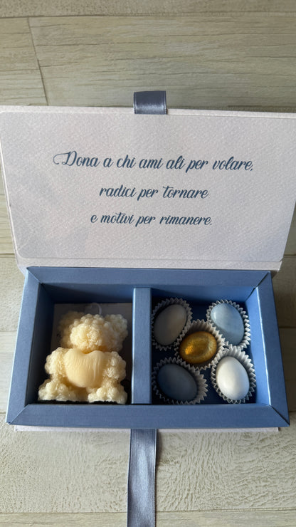 Bomboniera Battesimo con Orsetto Cuore Profumato in Cera di Soia – a Libro