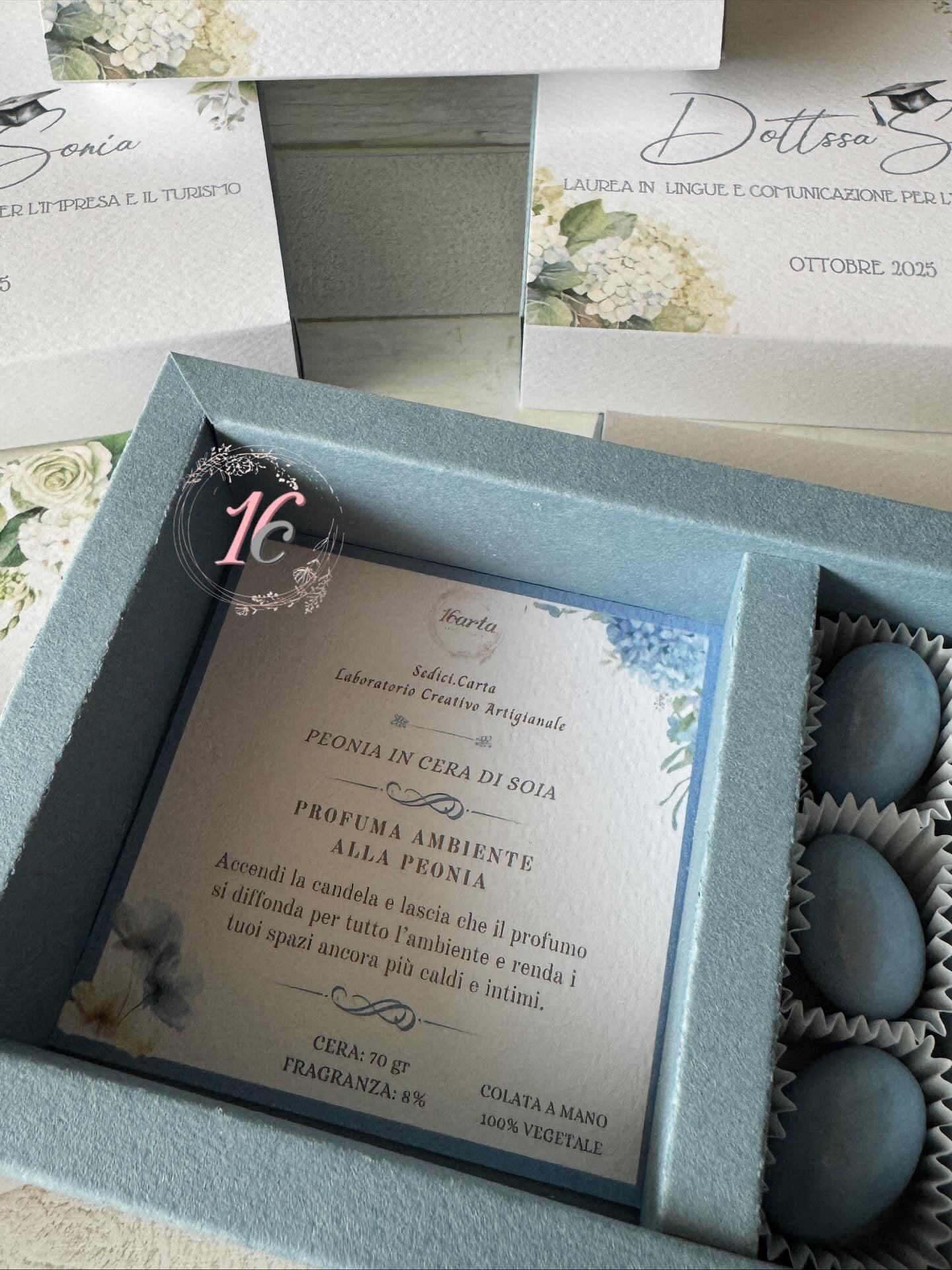 Peonia in cera di soia in cofanetto regalo personalizzato Laurea