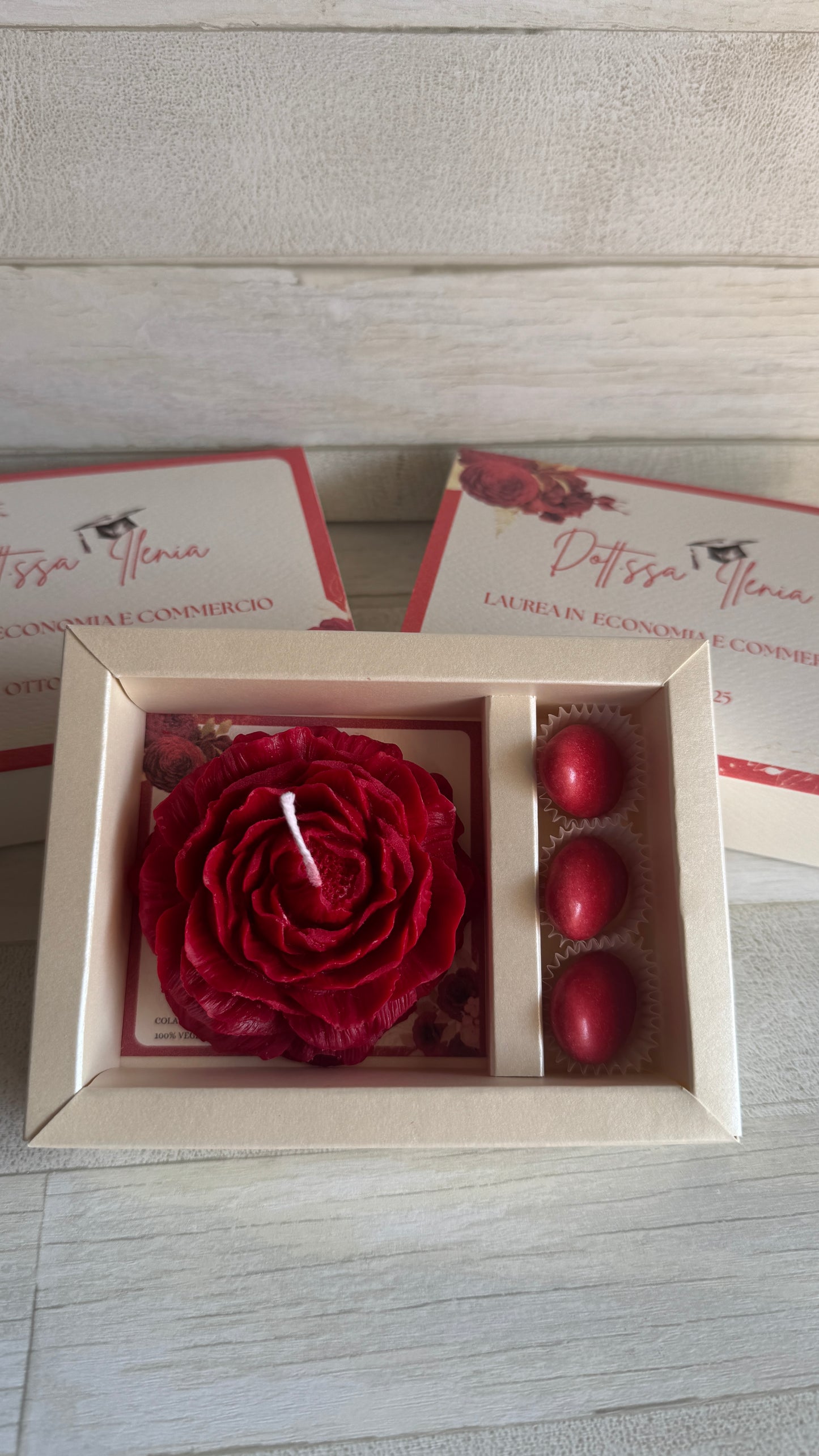 Peonia in cera di soia in cofanetto regalo personalizzato Laurea
