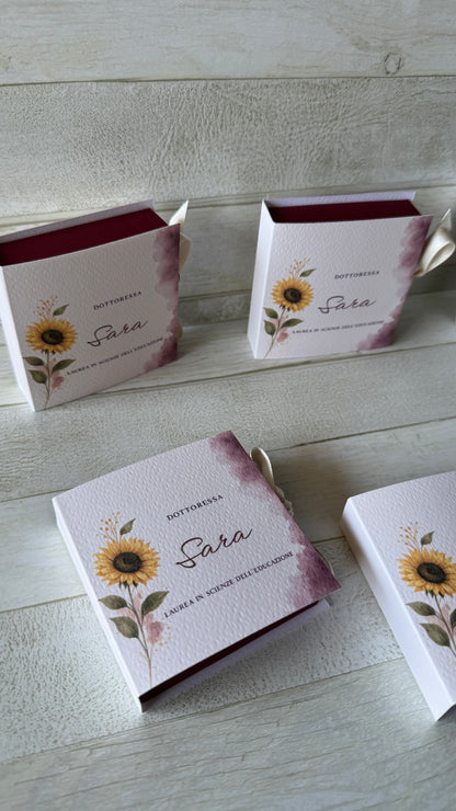 Bomboniera Laurea con Girasole Profumato in Cera di Soia - Cofanetto a Libro