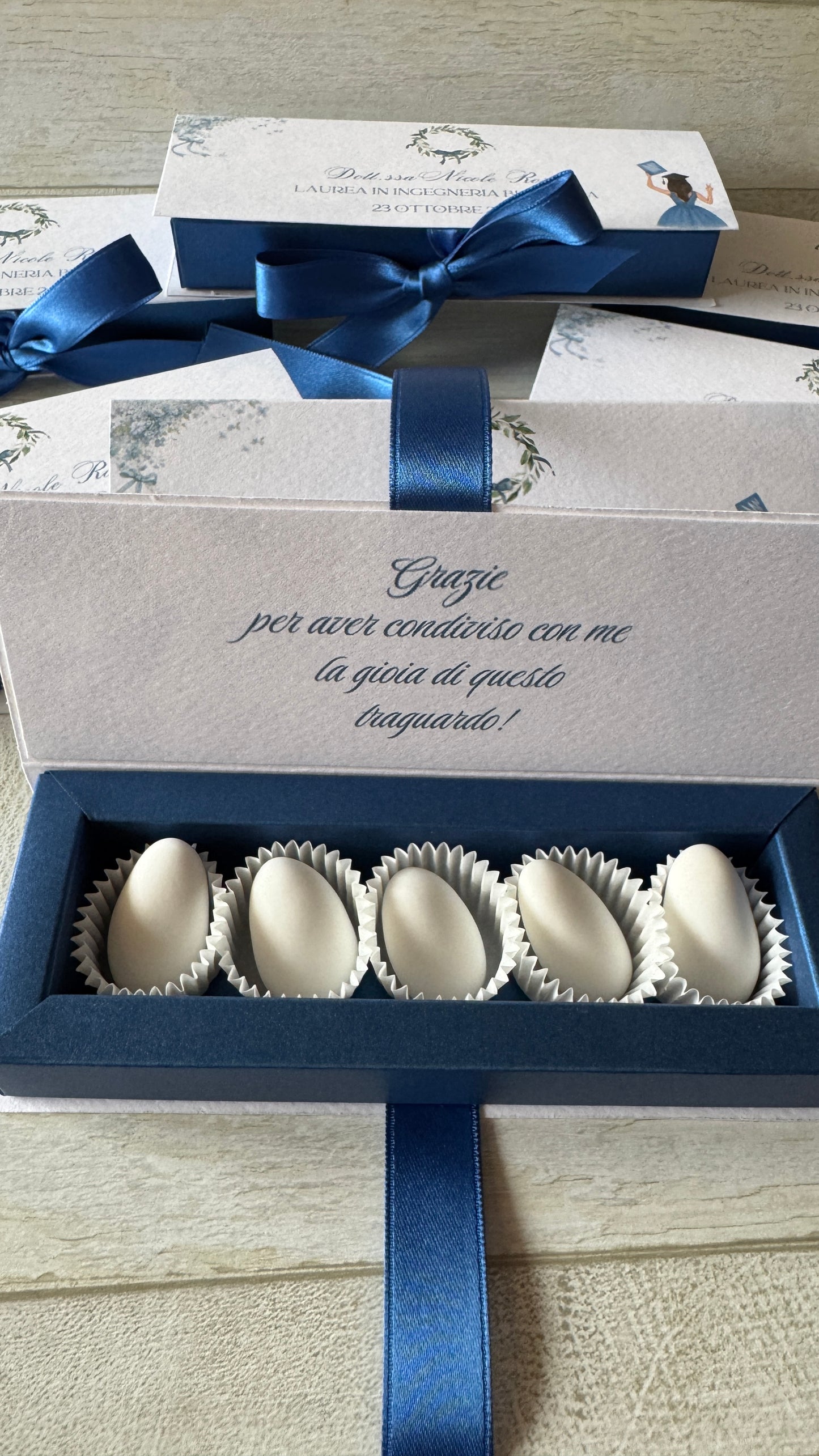 Porta confetti Laurea – Cofanetto a libro degustazione personalizzabile (5 confetti)