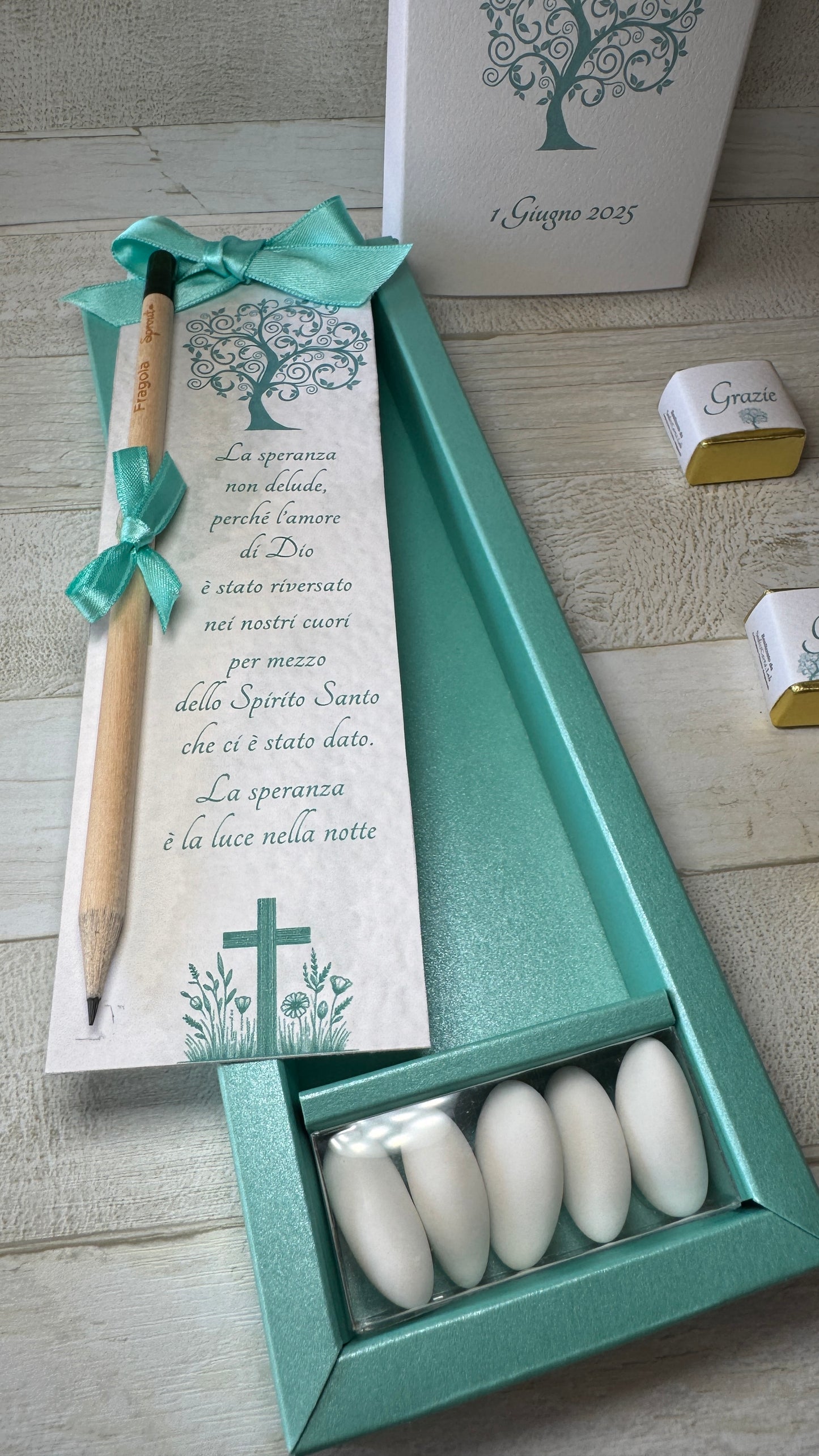 Cofanetto regalo personalizzato con Segnalibro, Matita Seminabile e 5 confetti per Comunione&Cresima