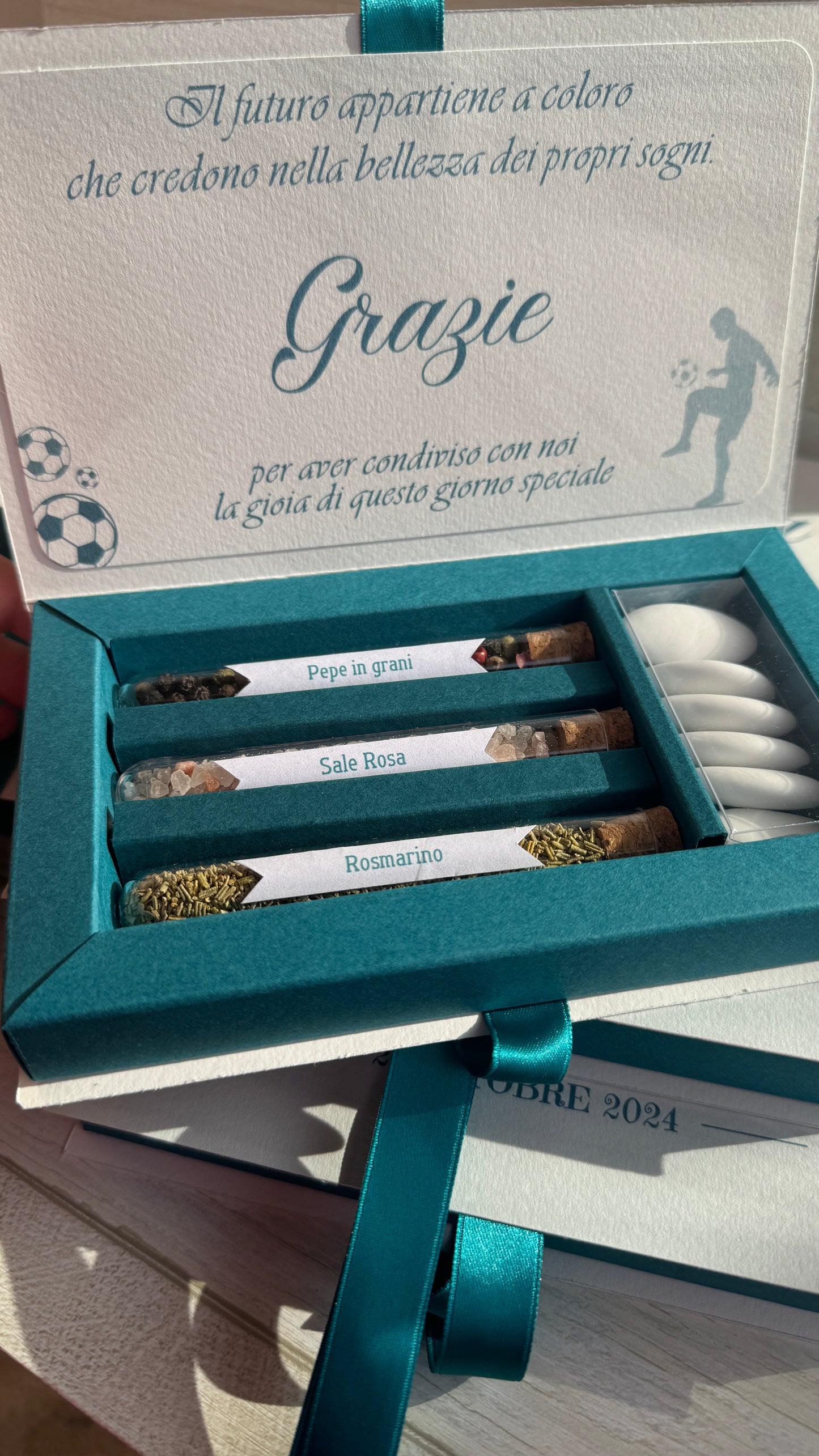 Bomboniera Comunione e Cresima – Cofanetto a Libro con Set di 3 Spezie