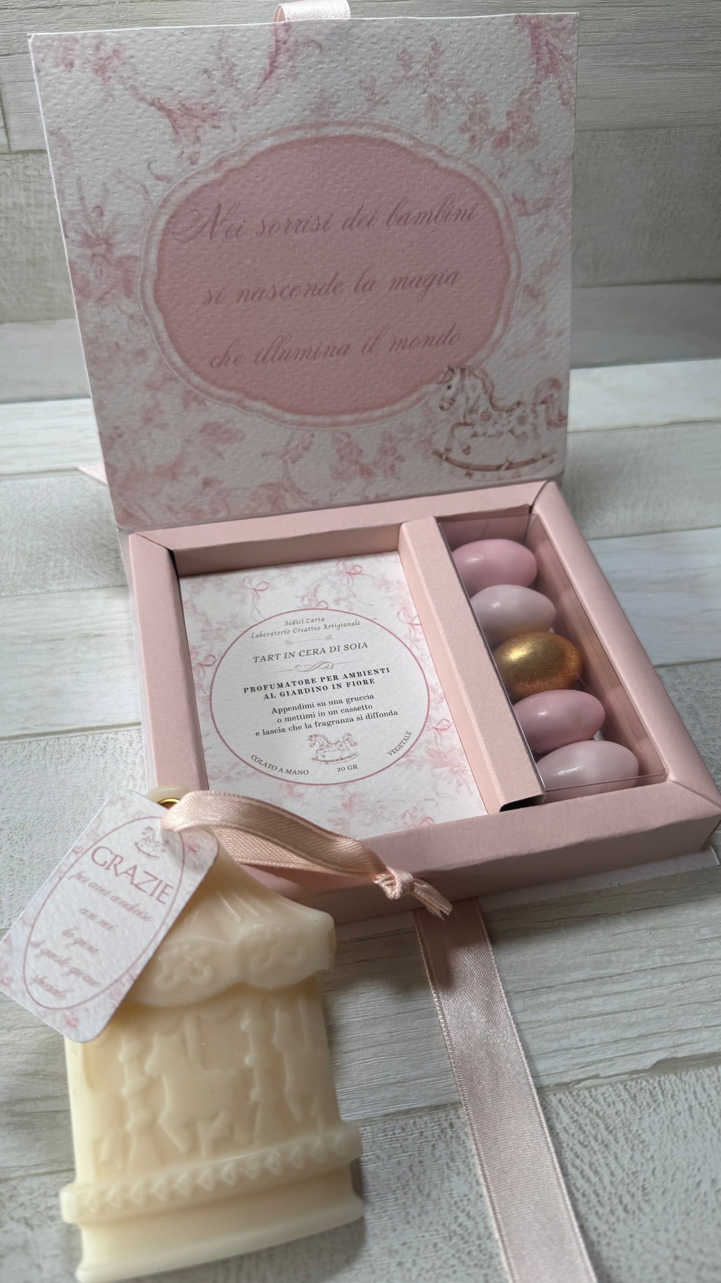 Bomboniera Battesimo - Cofanetto Libro con Giostra Cavalli in Cera di Soia