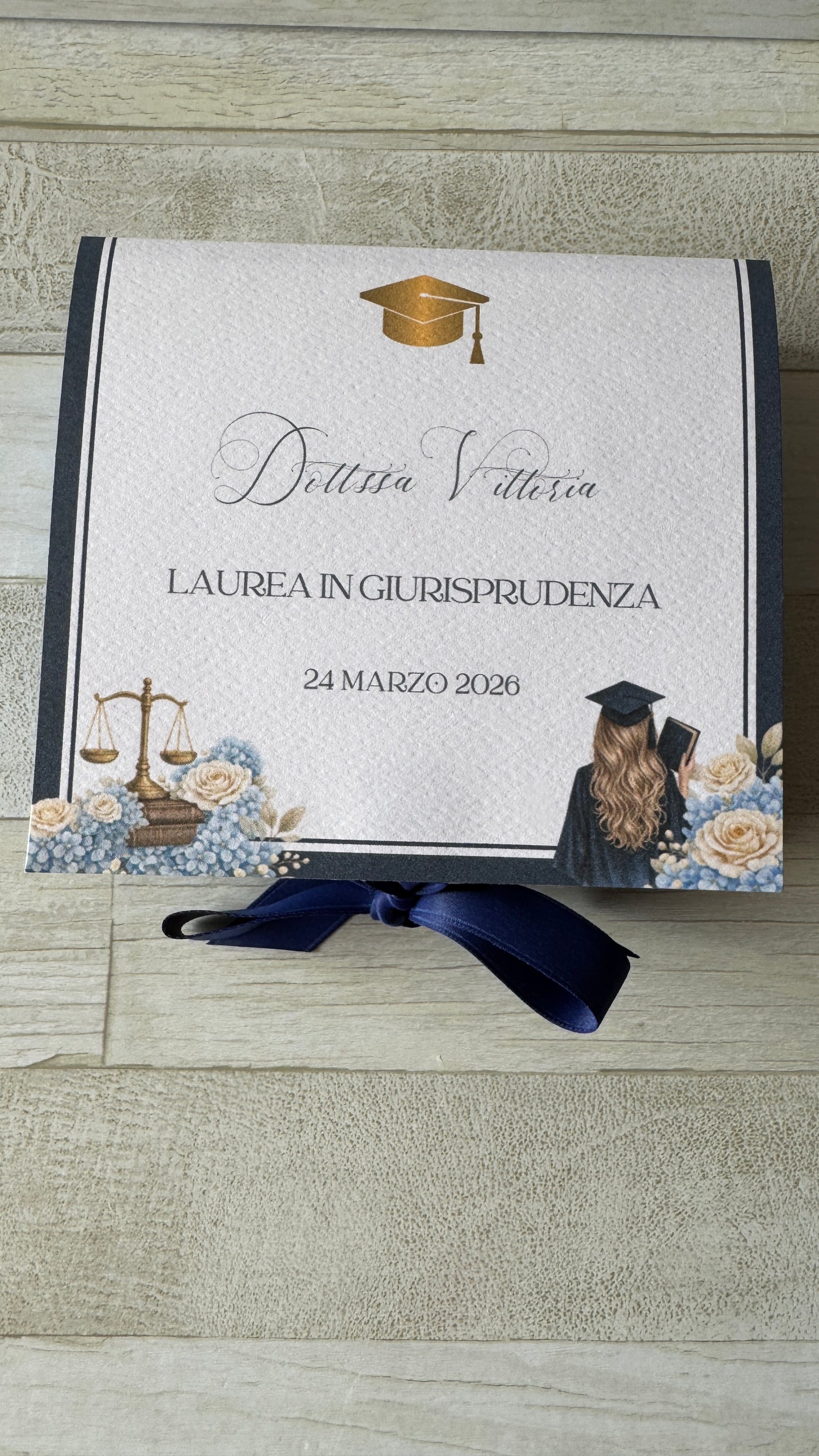 Bomboniera Laurea con Dalia Profumata in Cera di Soia – Cofanetto a Libro
