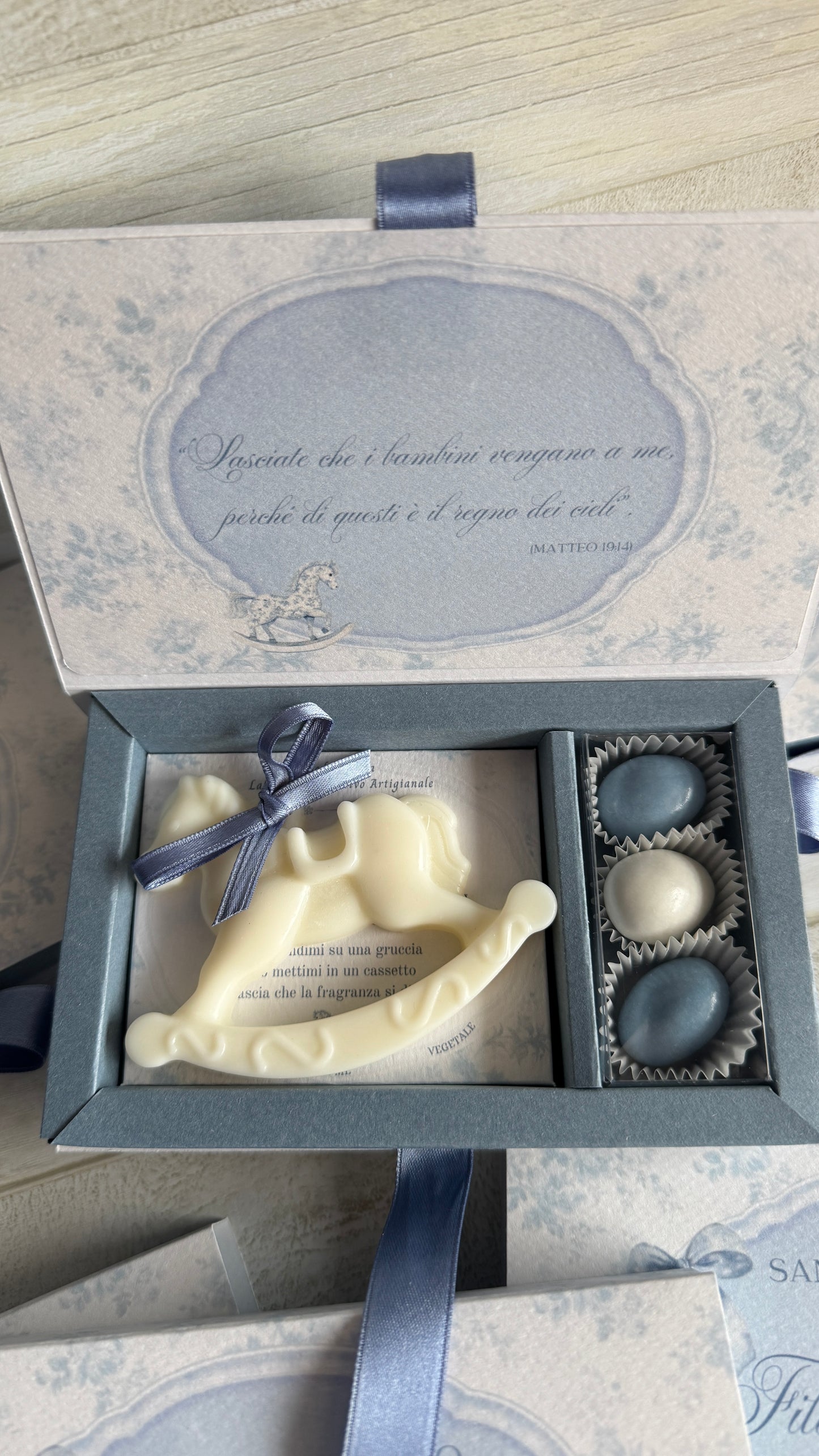Bomboniera Battesimo – Cofanetto a Libro con Cavallino in Cera di Soia