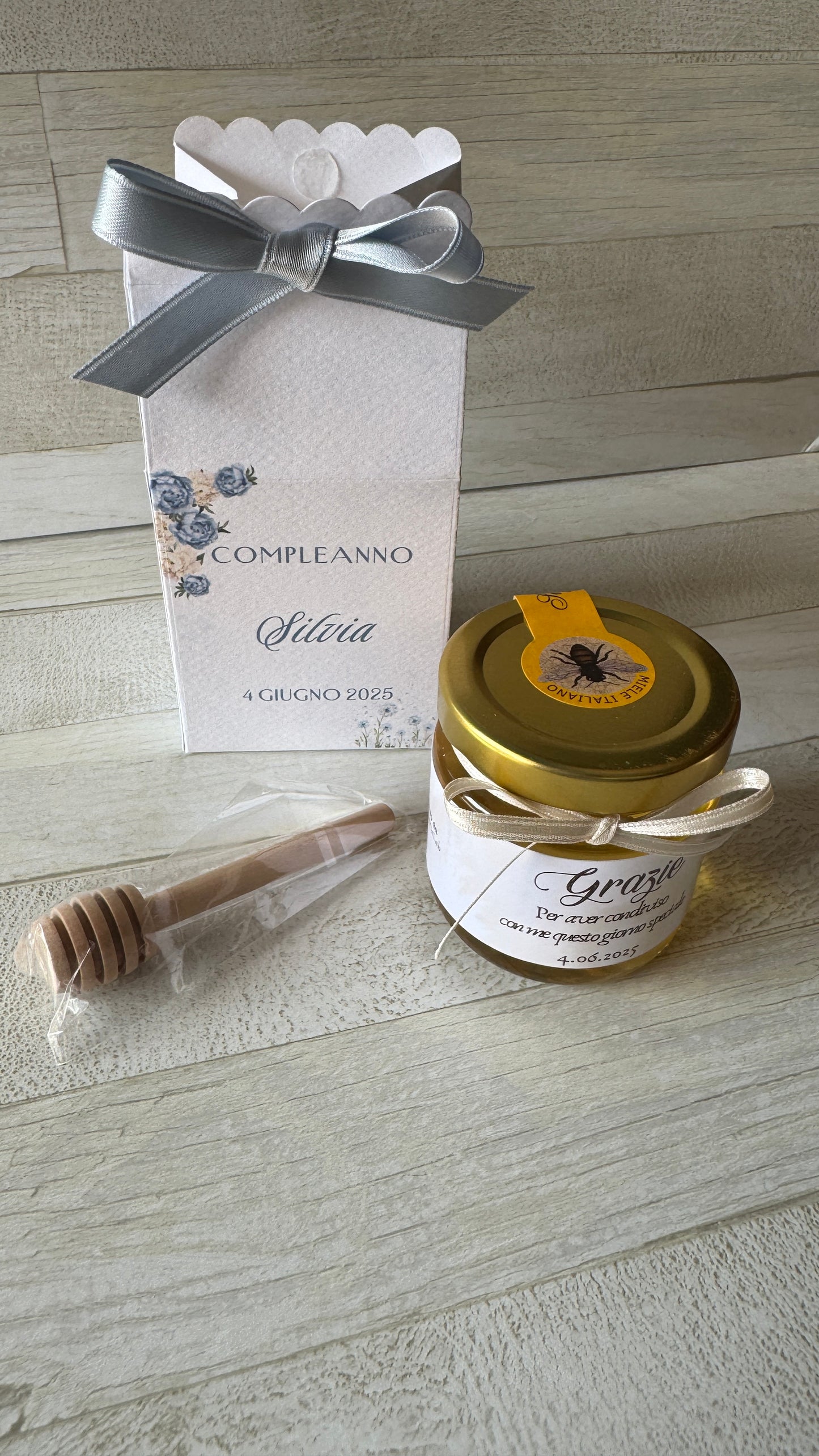 Bomboniera Compleanno con Vasetto di Miele 120 g – "Milk Box"