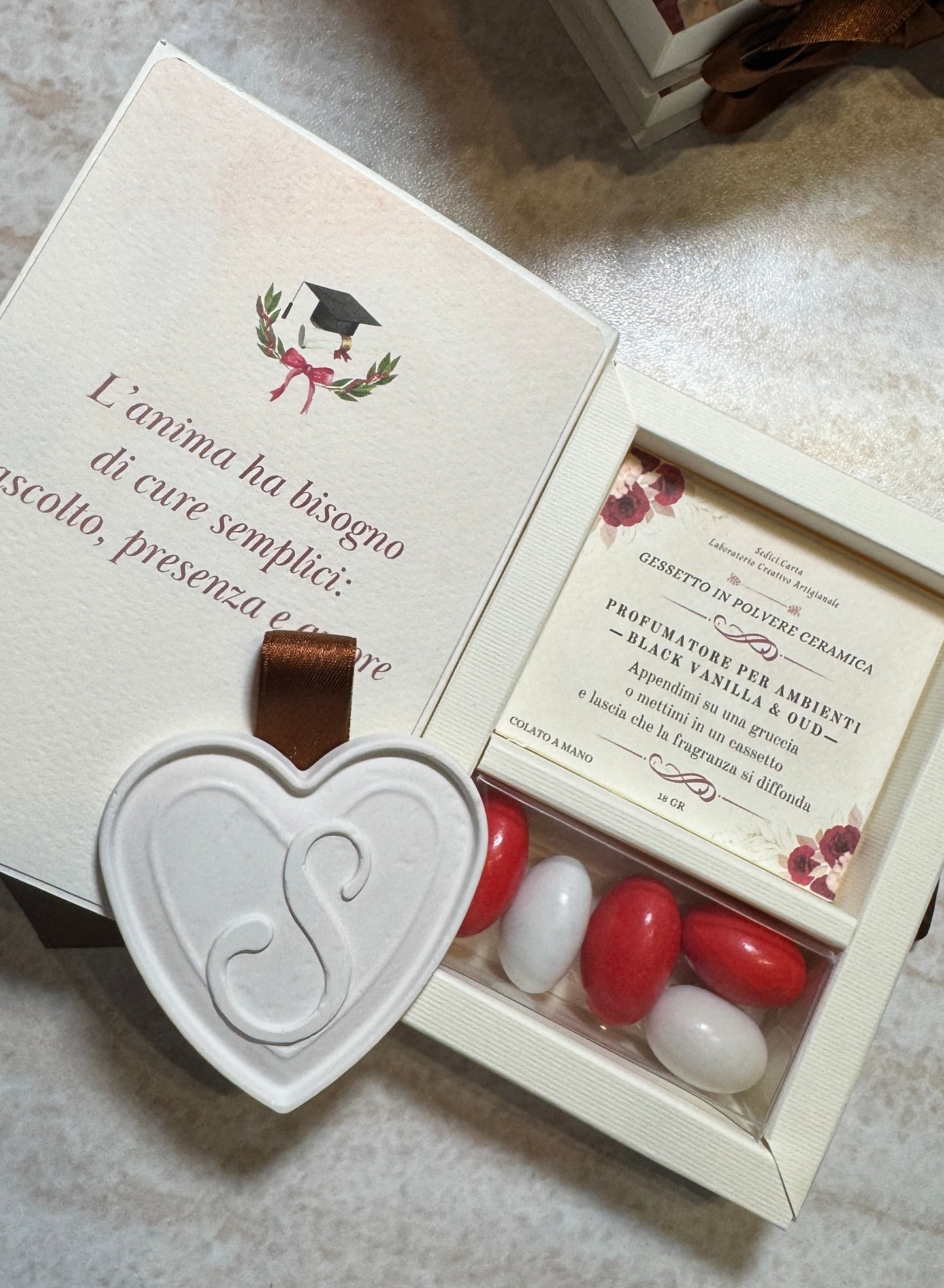 Bomboniera Laurea a Libro con Cuore in Gesso Profumato – Apertura Laterale