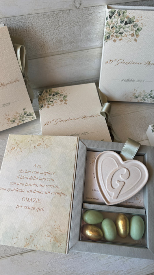 Bomboniera Compleanno a Libro con Cuore in Gesso Profumato – Apertura Laterale