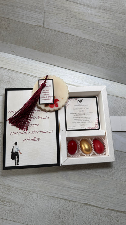 Bomboniera a Libro Personalizzata Laurea – con Profumatore in Cera di Soia e Confetti