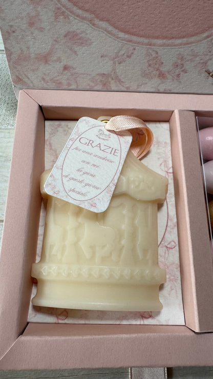 Bomboniera Battesimo - Cofanetto Libro con Giostra Cavalli in Cera di Soia