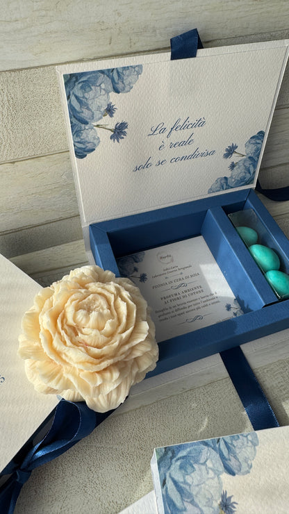 Peonia in cera di soia in cofanetto regalo a libro personalizzato Comunione-Cresima