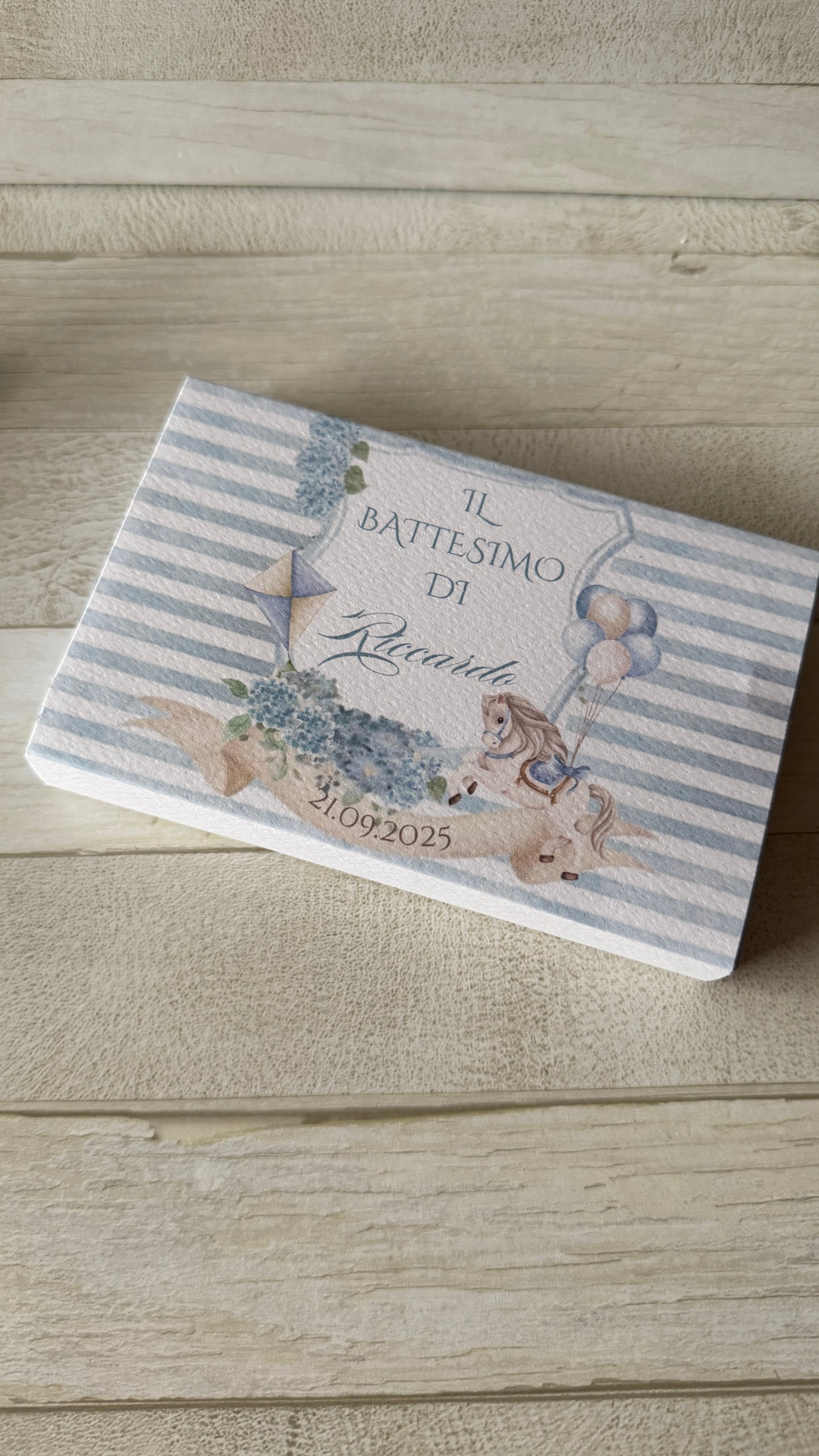 Cofanetto personalizzato Battesimo con cavallino in cera di soia e confetti