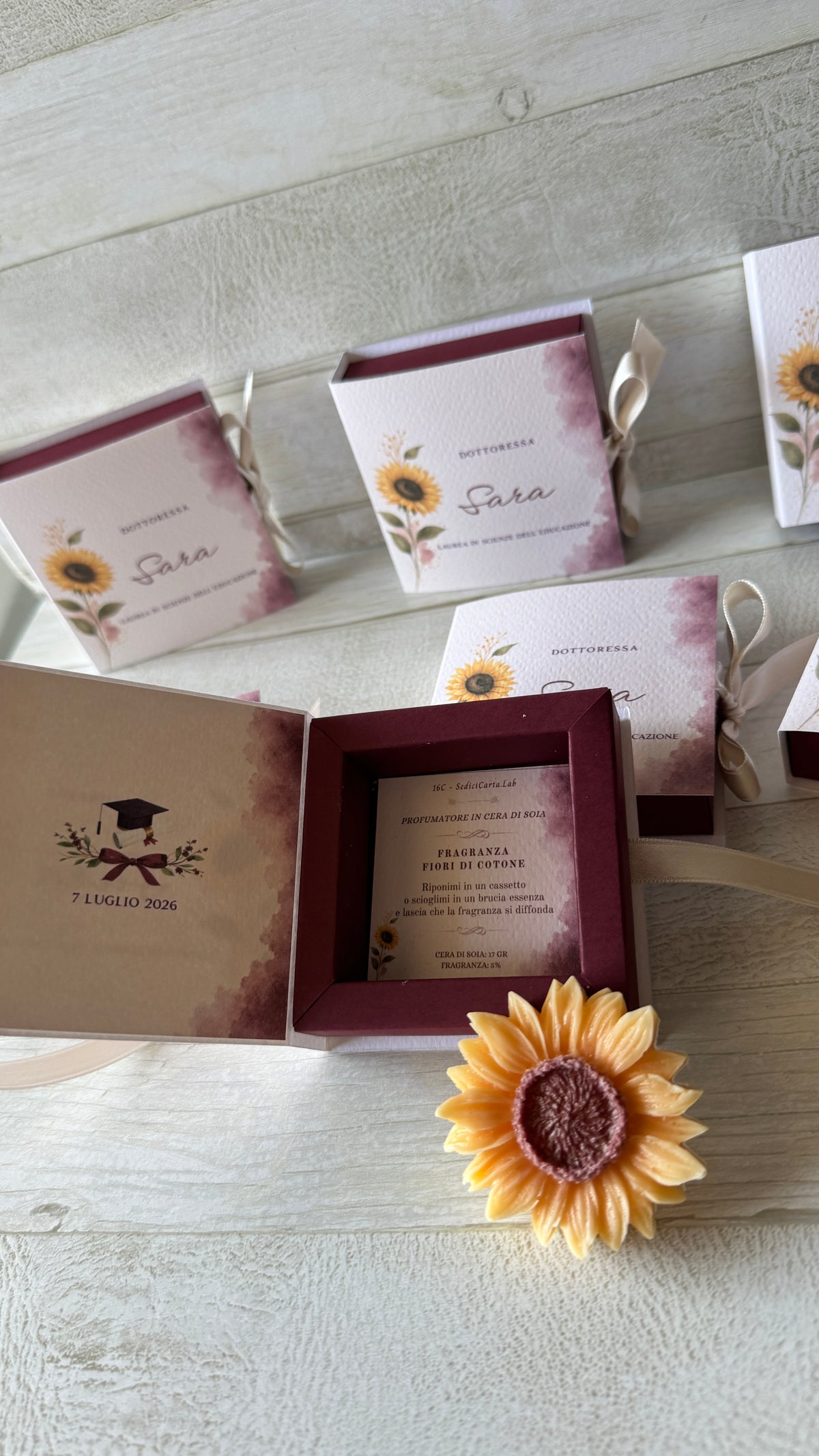 Bomboniera Laurea con Girasole Profumato in Cera di Soia - Cofanetto a Libro
