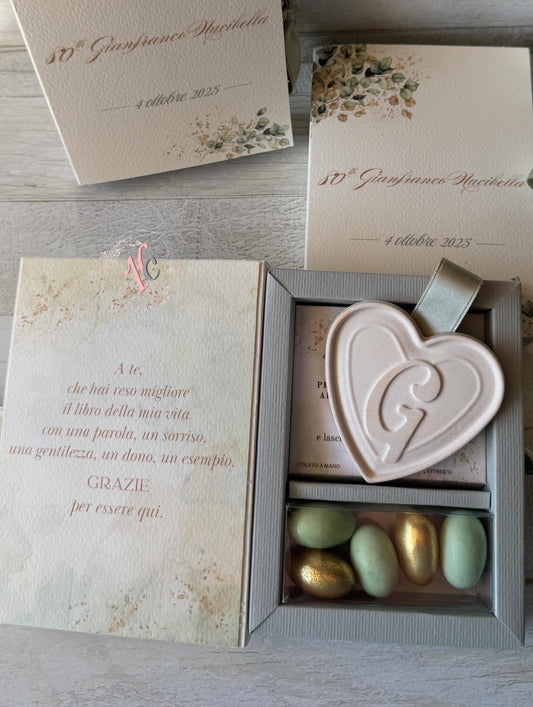 Bomboniera a libro con Cuore in gesso profumato e confetti - apertura a lato