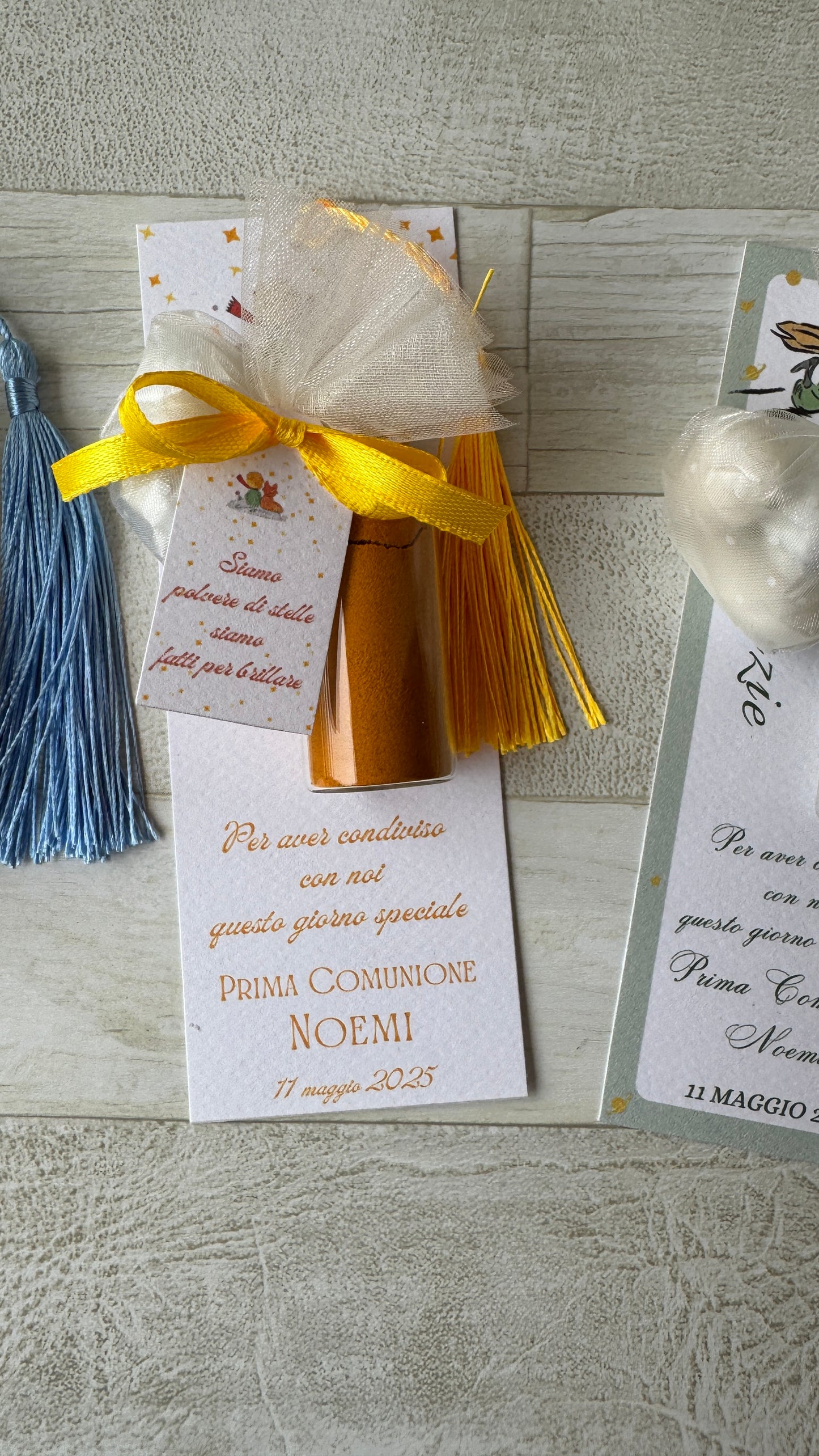 Segnalibro con spezie in provetta e confetti