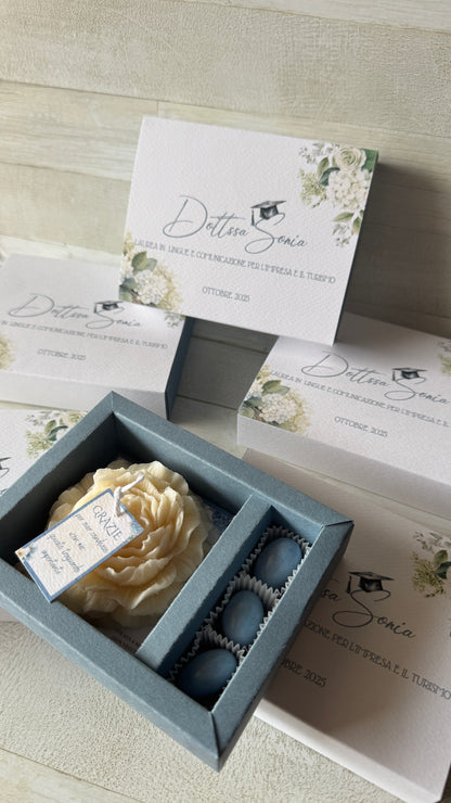 Peonia in cera di soia in cofanetto regalo personalizzato Laurea