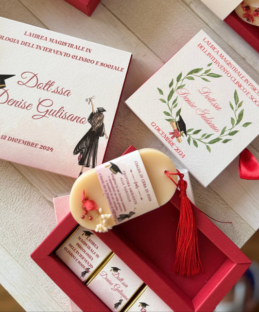 Bomboniera Laurea – Cofanetto a Scorrimento con Profumatore in Cera di Soia e Cioccolatini Personalizzati