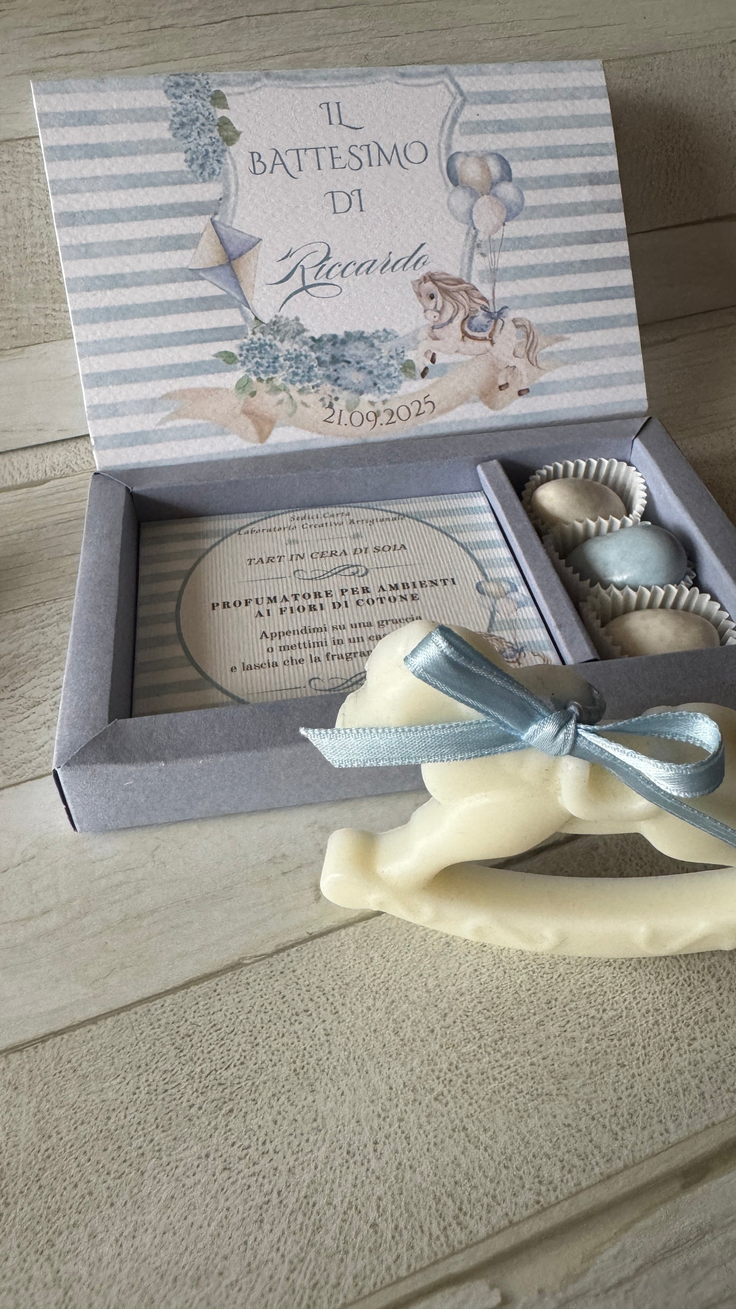 Cofanetto personalizzato Battesimo con cavallino in cera di soia e confetti