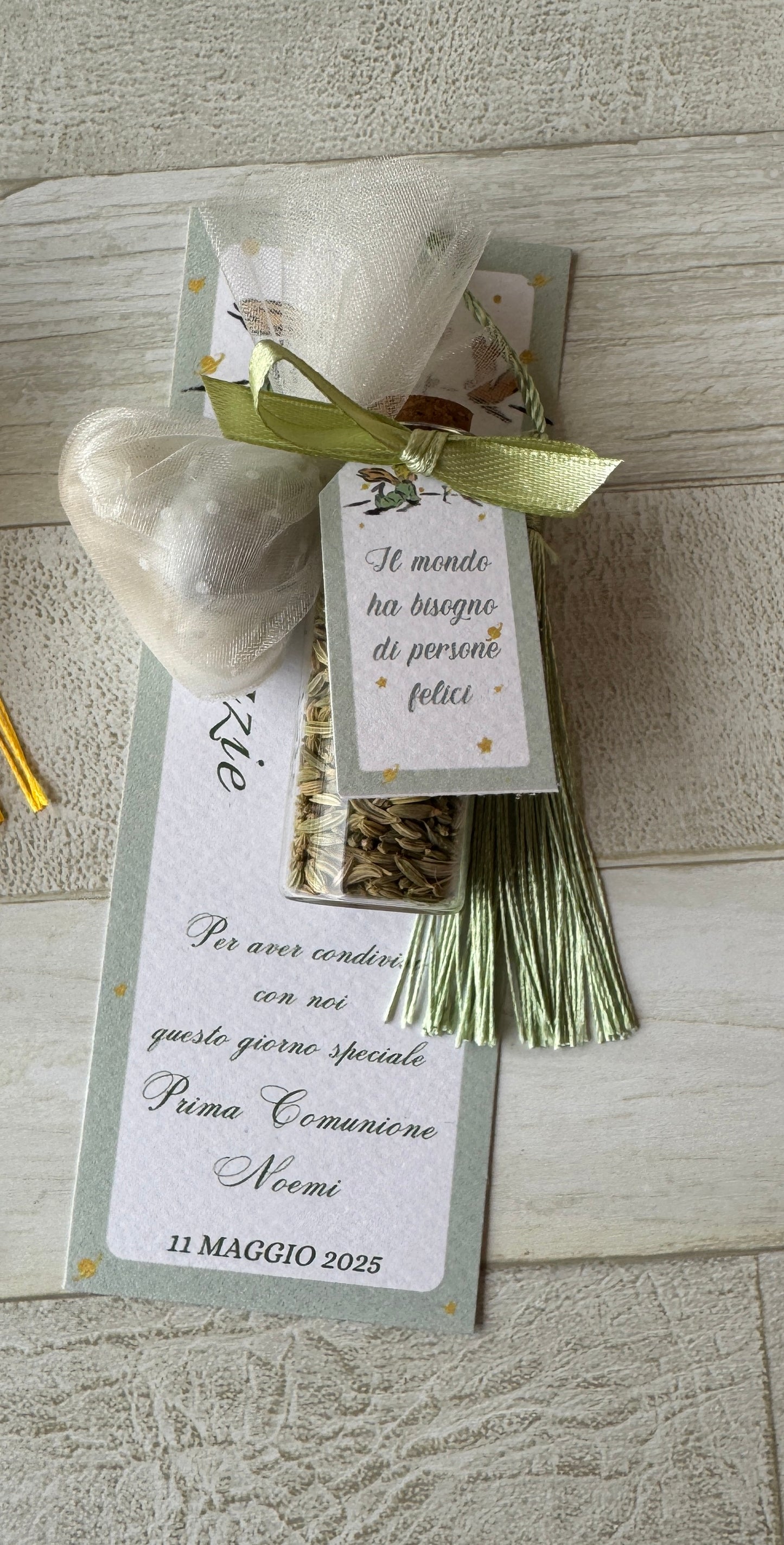 Segnalibro con spezie in provetta e confetti