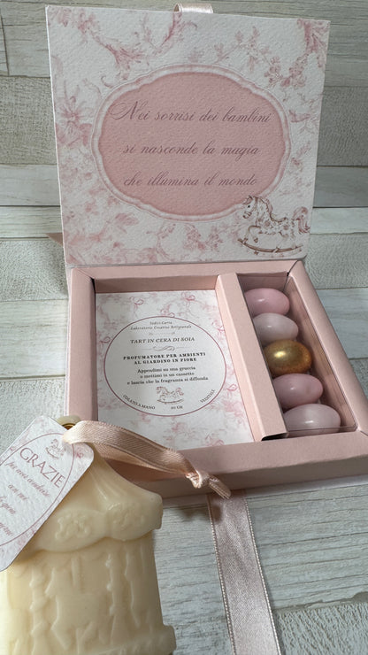 Bomboniera Battesimo - Cofanetto Libro con Giostra Cavalli in Cera di Soia