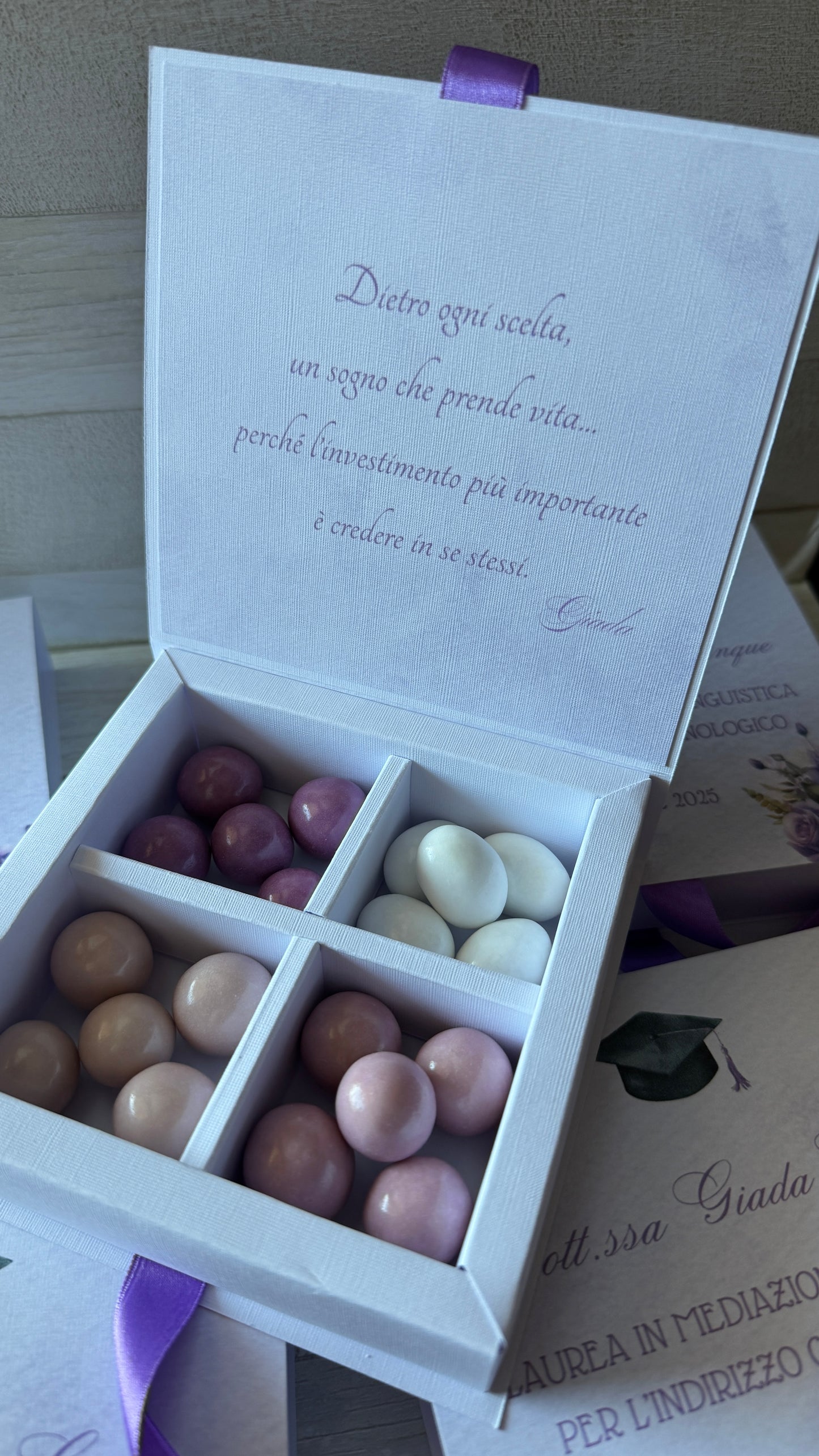 Porta Confetti Laurea – Cofanetto a Libro Degustazione Personalizzabile con Scomparti