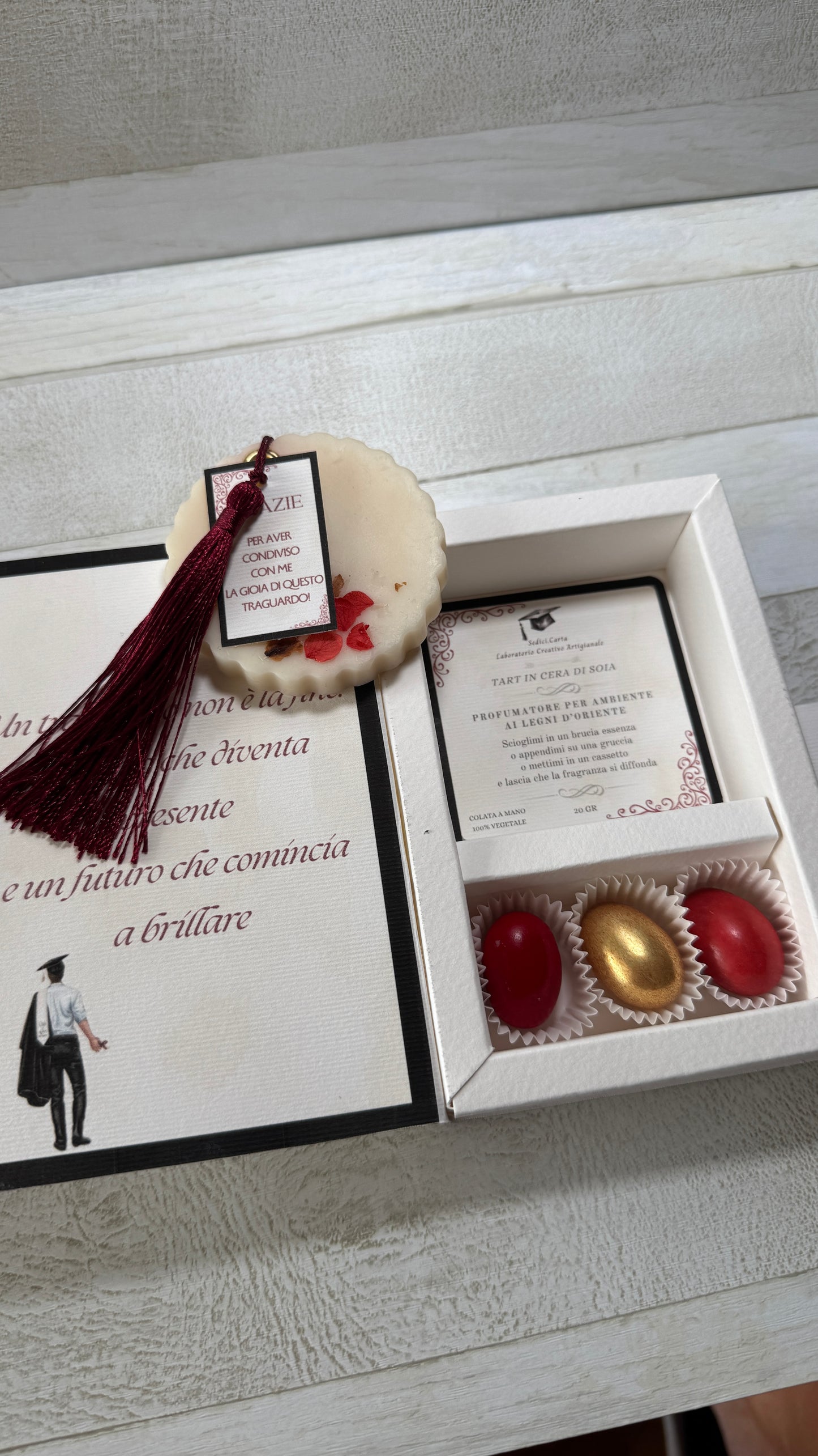 Bomboniera a Libro Personalizzata Laurea – con Profumatore in Cera di Soia e Confetti