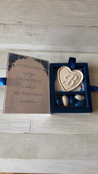 Bomboniera Laurea a Libro con Cuore in Gesso Profumato – Apertura Laterale