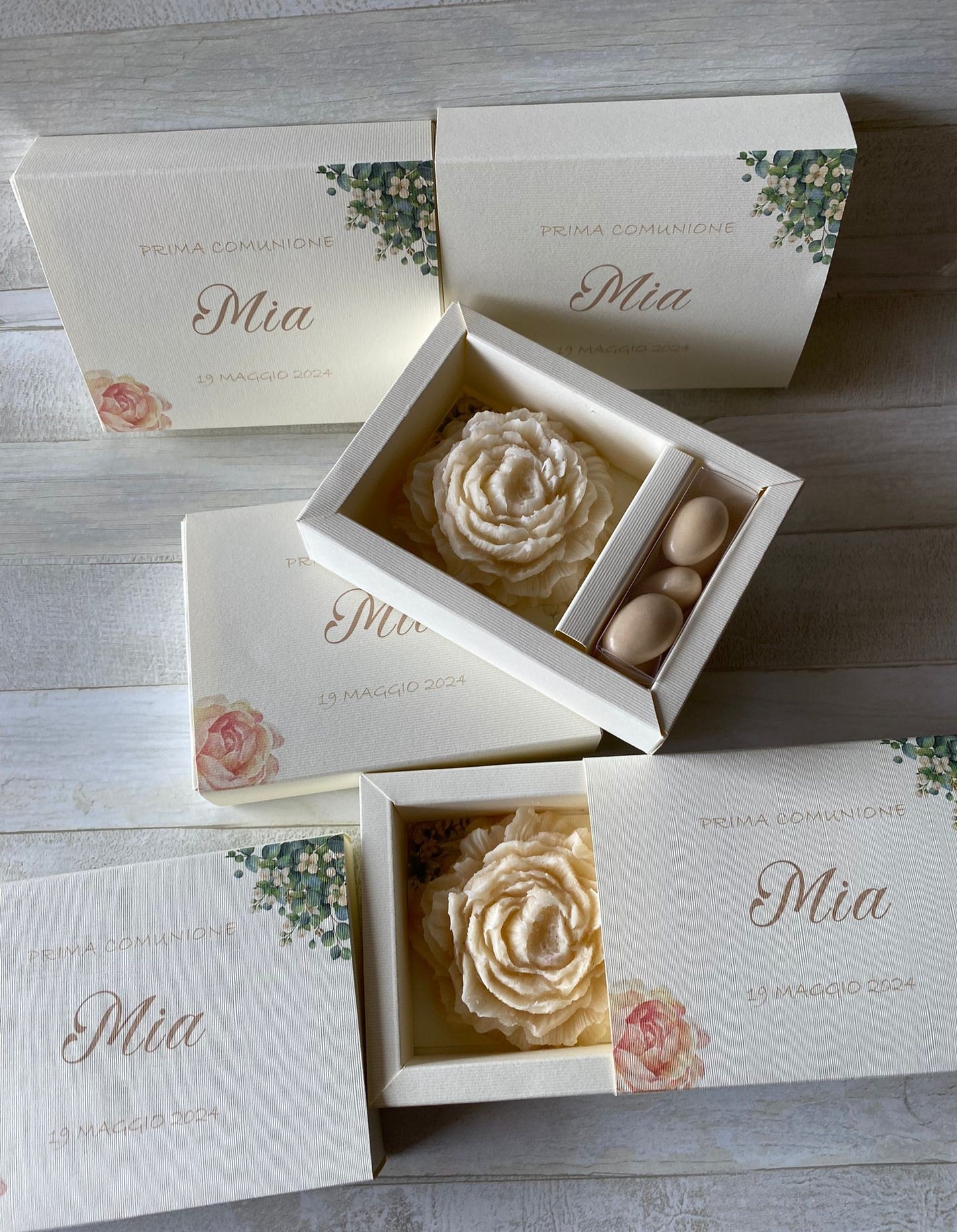 Peonia in cera di soia in cofanetto regalo personalizzato Comunione-Cresima