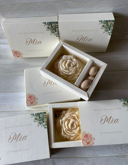 Peonia in cera di soia in cofanetto regalo personalizzato Comunione-Cresima