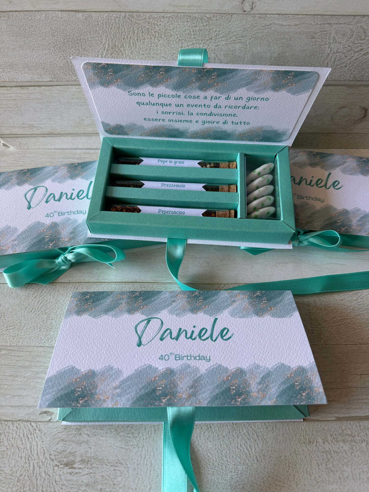 Bomboniera Compleanno – Cofanetto a Libro con Set di 3 Spezie