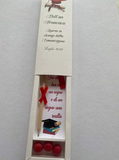 Cofanetto regalo personalizzato con Segnalibro e Matita Seminabile per Laurea