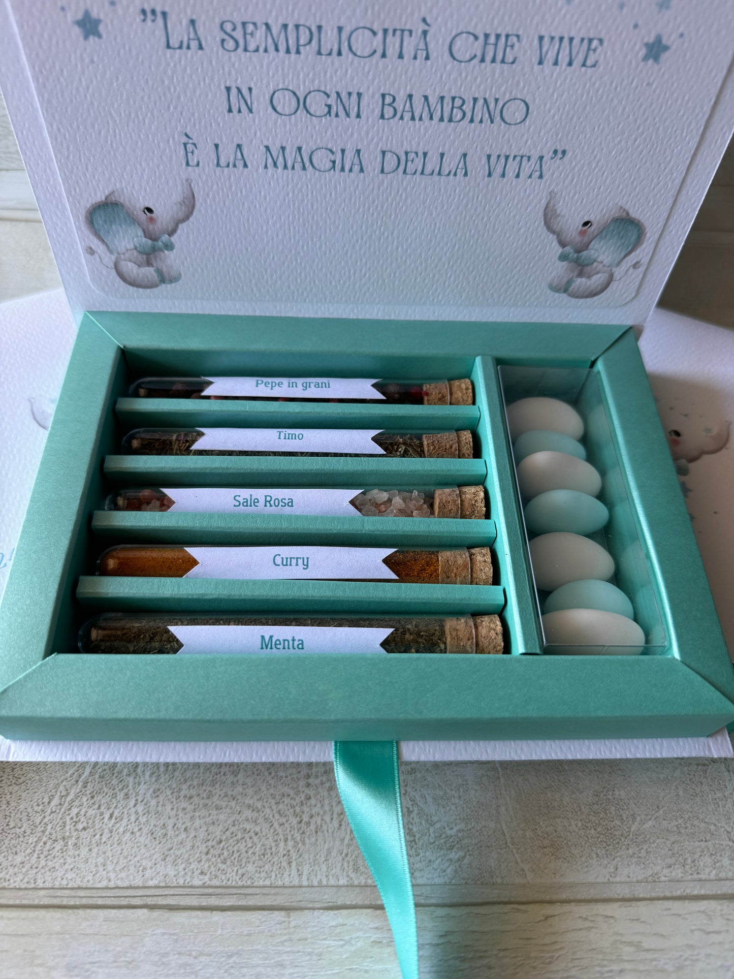 Bomboniera Battesimo – Cofanetto a Libro con Set di 5 Spezie