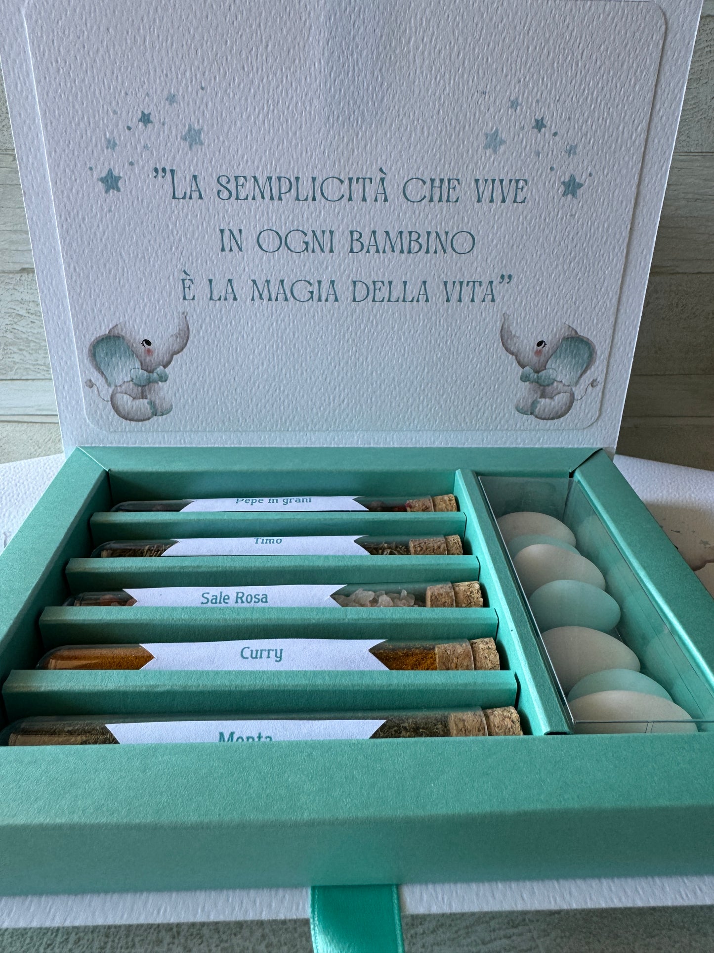 Bomboniera Battesimo – Cofanetto a Libro con Set di 5 Spezie