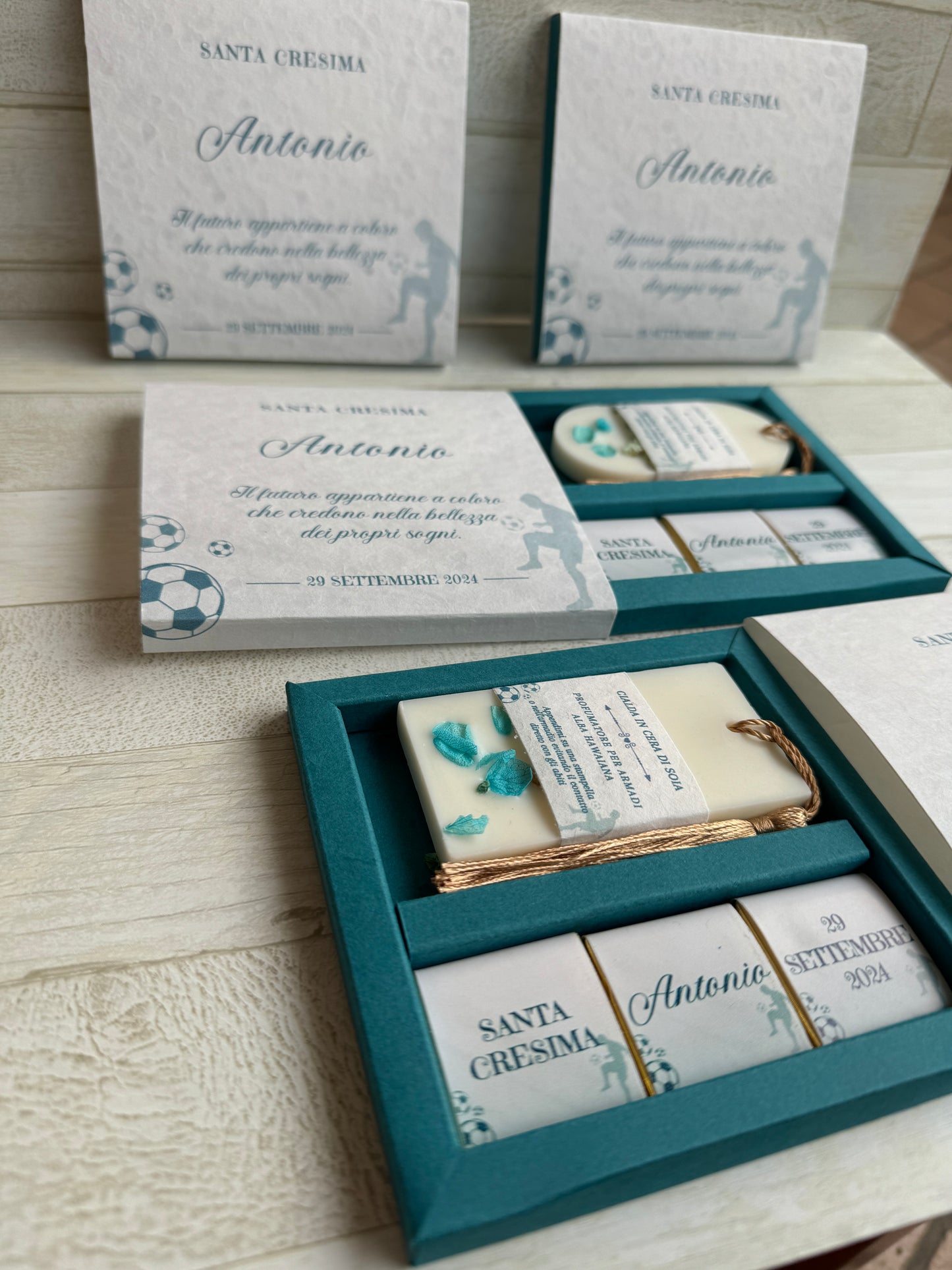 Cofanetto personalizzato Comunione-Cresima con profumatore in cera di soia e cioccolatini personalizzati