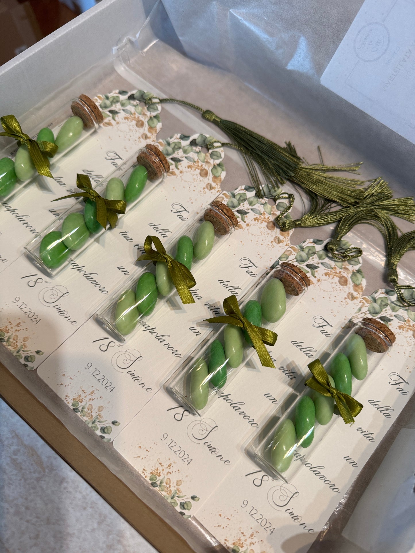 Segnaposto Diciottesimo - Segnalibro Personalizzato con Confetti in Provetta Vetro