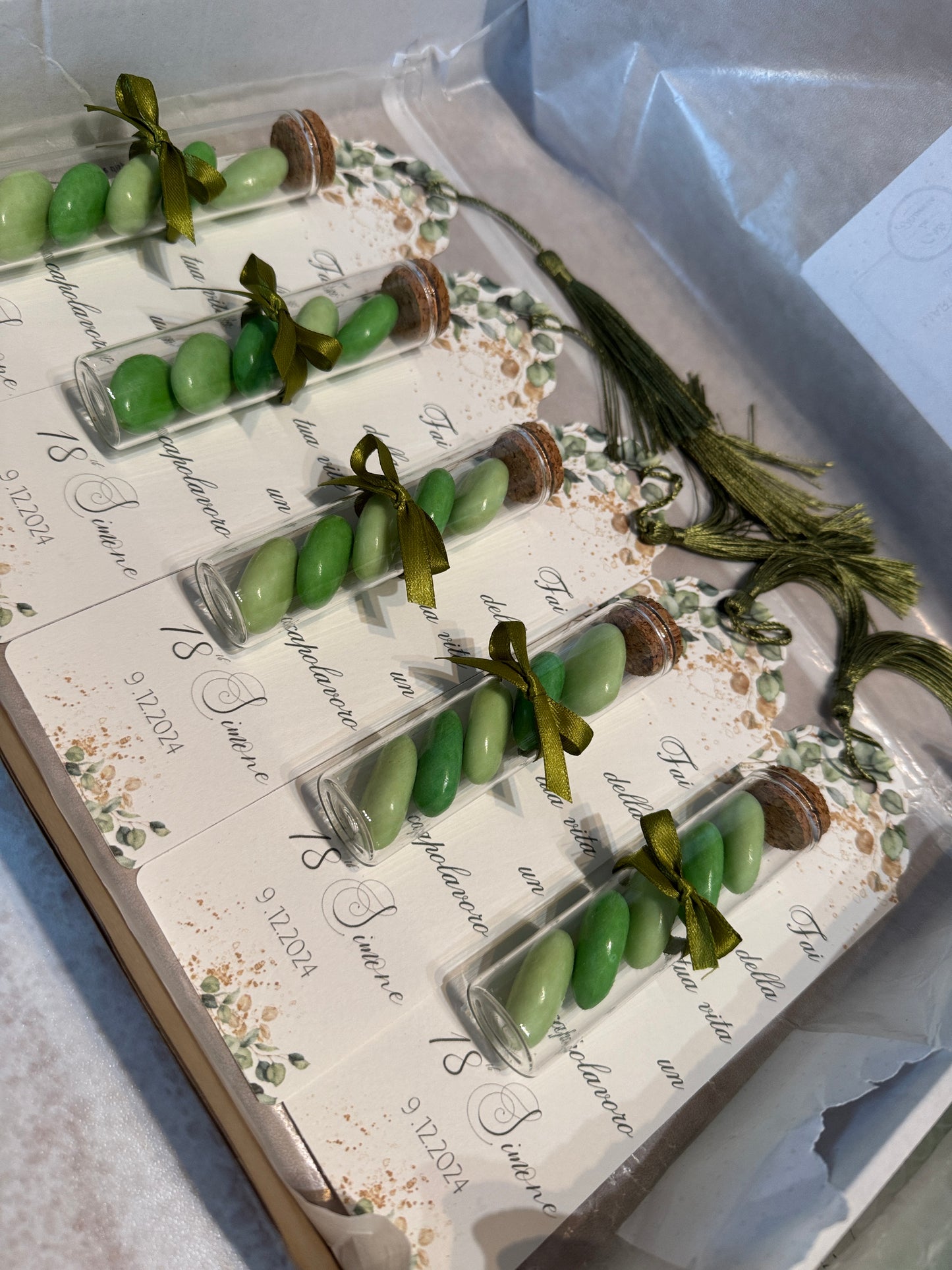 Segnaposto Diciottesimo - Segnalibro Personalizzato con Confetti in Provetta Vetro