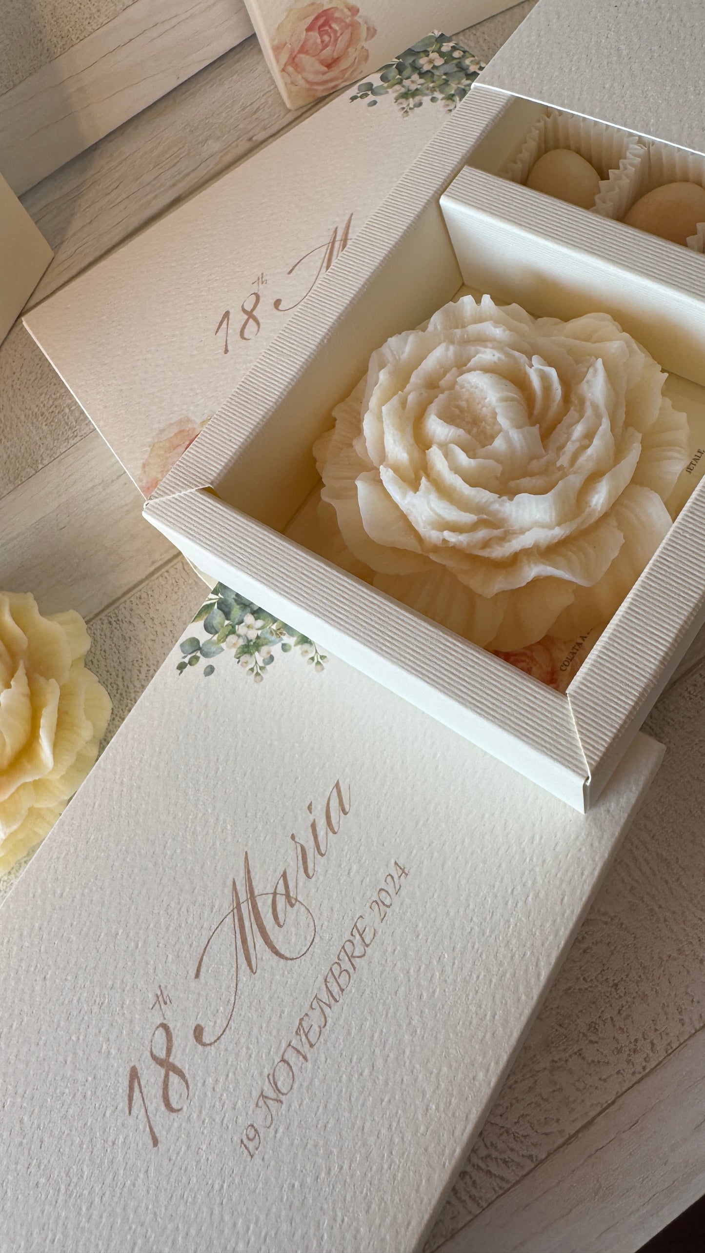 Peonia in cera di soia in cofanetto regalo personalizzato Diciottesimo