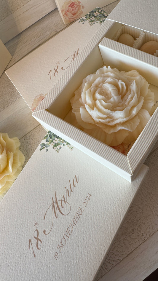 Peonia in cera di soia in cofanetto regalo personalizzato Diciottesimo