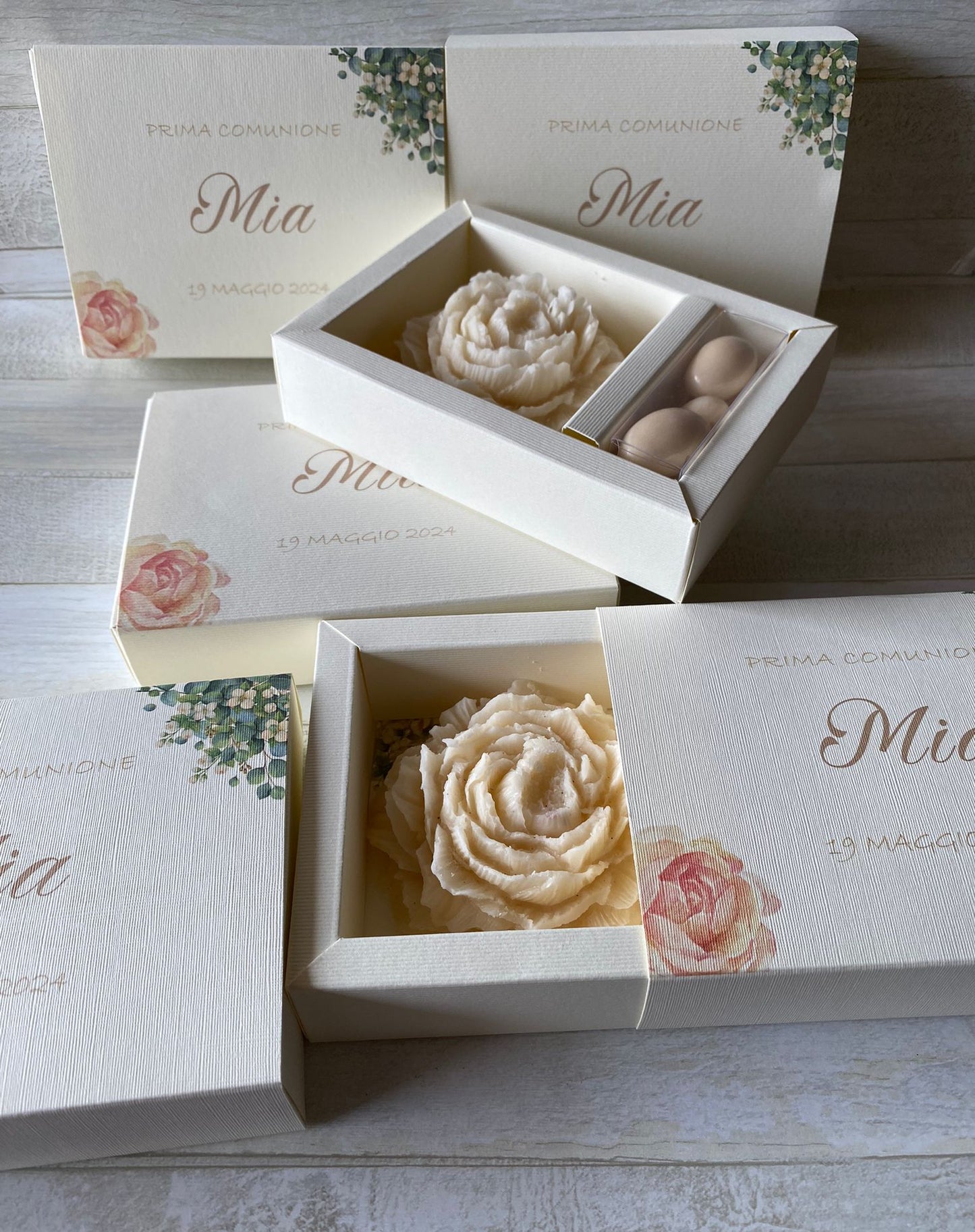 Peonia in cera di soia in cofanetto regalo personalizzato Comunione-Cresima