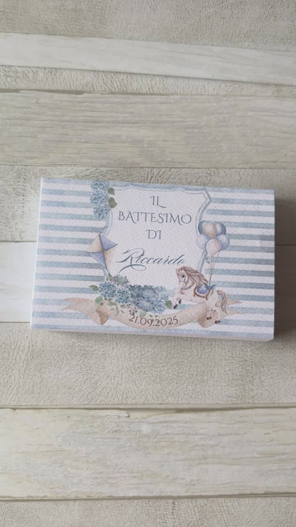 Cofanetto personalizzato Battesimo con cavallino in cera di soia e confetti